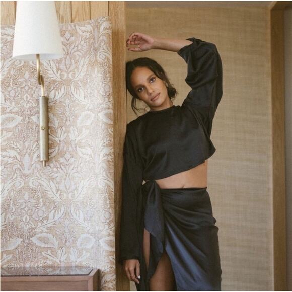 NWT! B. Freedom Satin Long Sleeve Simona Top - Size Medium - Picture 3 of 9